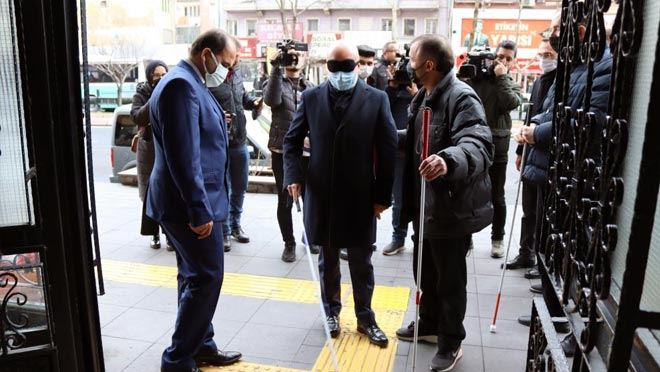 Başkan Çolakbayrakdar maske takıp beyaz bastonla yürüdü