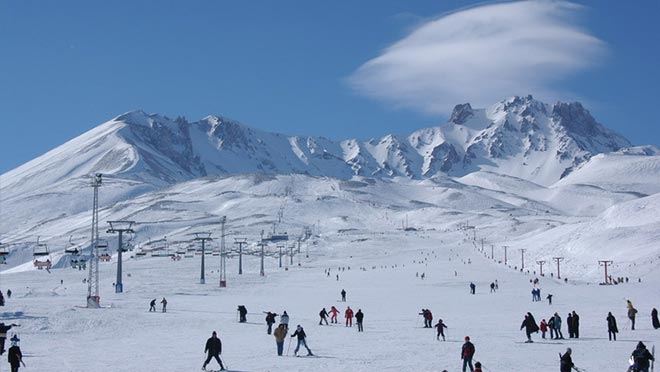 Beyaz bereket erciyes’te yüzleri güldürdü, kayak merkezi, yerli ve yabancı turistlerin akınına uğradı  