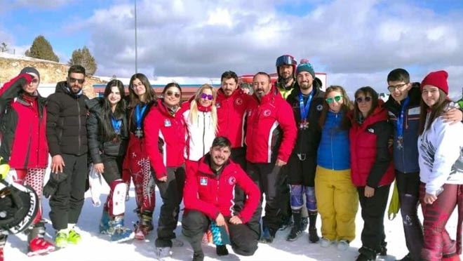 Kayserili kayakçılar Erzincan’dan madalyalar ile döndü