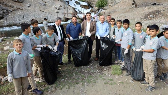 Başkan Öztürk, öğrencilerle birlikte çevre temizliği yaptı