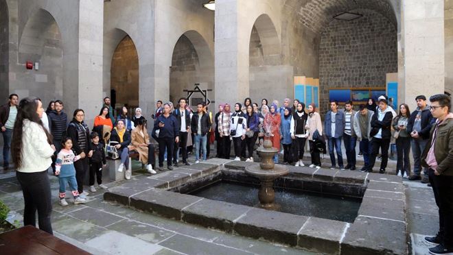 ERÜ’ye yeni kayıt yaptıran öğrencilere ‘Kayseri Kültür Yolu Turu’ düzenlendi