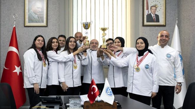 KAYÜ Rektörü, Mersin’den ödülle dönen aşçılık öğrencilerini kabul etti