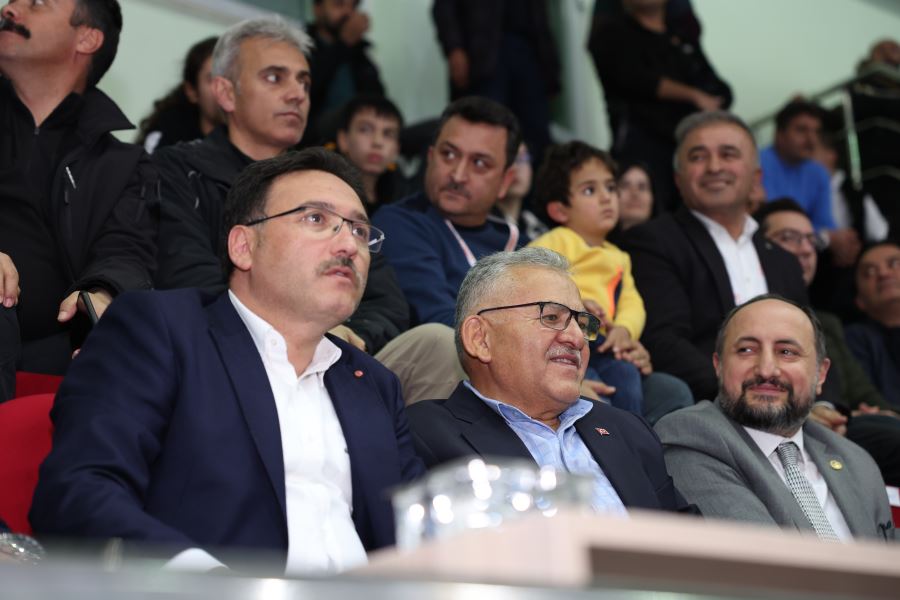 Başkan Büyükkılıç, Develi Belediyespor Maçını İzledi