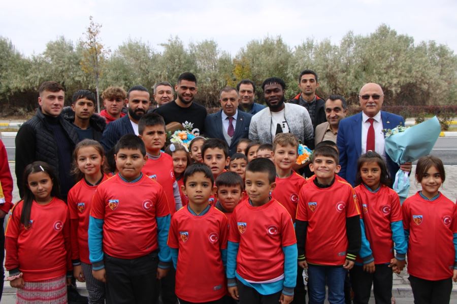 Kayserisporlu oyuncular, Tomarza’da öğrencilerle buluştu