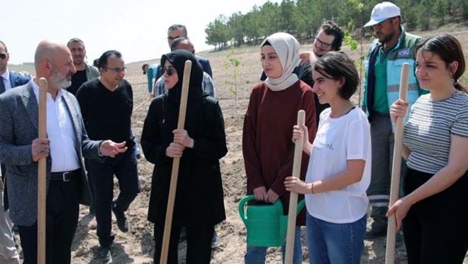 Başkan Çolakbayrakdar, üniversite öğrencileriyle Vuslat Ormanına fidan dikti