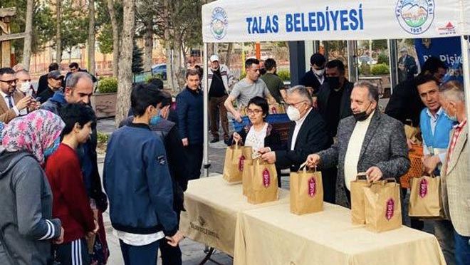 Talas Belediyesi Pişiriyor Vatandaşlar Ulaştırıyor