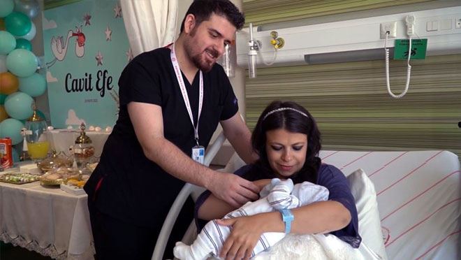3 bin 652’nci doğumunda kendi bebeğini kucağına aldı