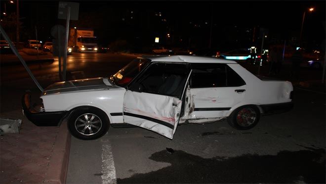 Otomobiller çarpıştı: 1’i ağır 2 yaralı