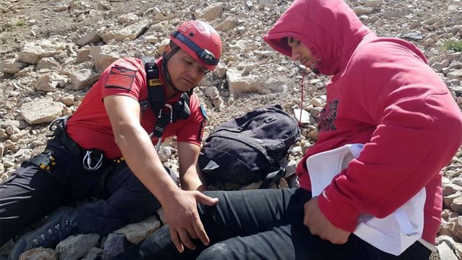 Erciyes tırmanışında düşerek yaralanan dağcının imdadına jandarma yetişti