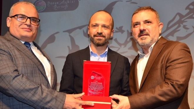 Türk Dünyası Aşık Edebiyatı’na Hizmet Ödülü Prof. Dr. Durbilmez’e