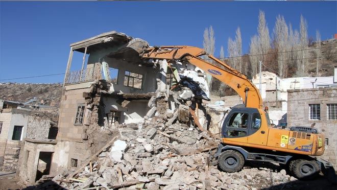    Talas kırsalındaki metruk binalar yıkılıyor