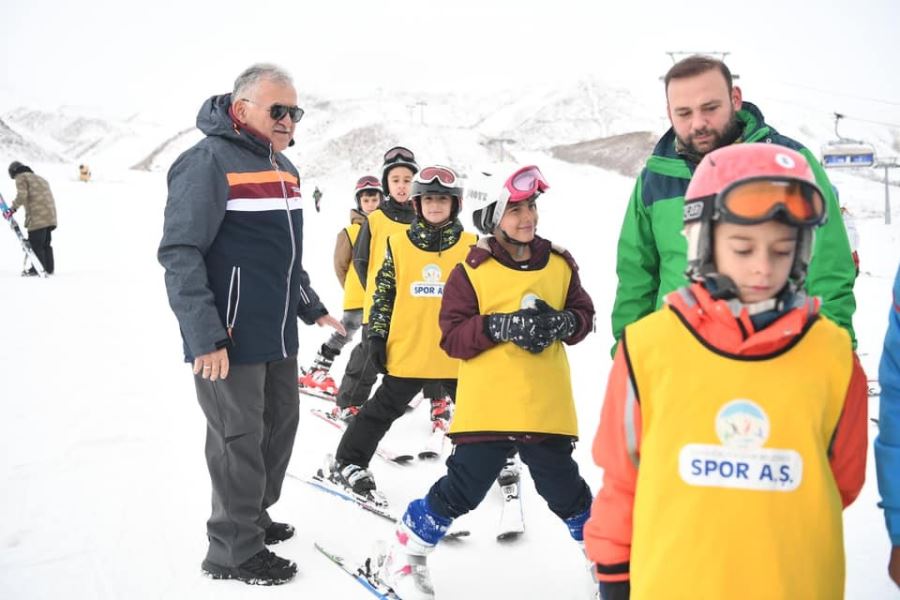 Başkan Büyükkılıç; Erciyes Kayak Okulunu Ziyaret Etti