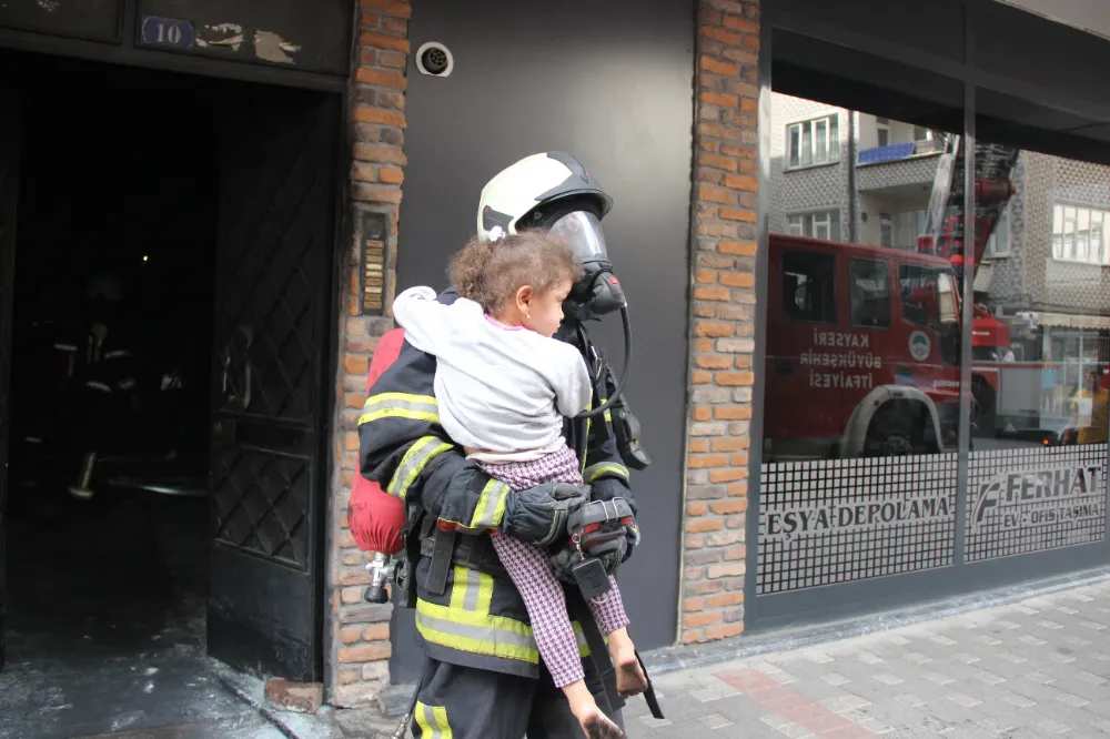 Kayseri’de binada yangın: Ekipler mahsur kalanları kurtardı