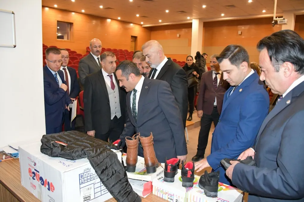 Kayseriler Birliği’nden Kayseri’deki öğrencilere kaban ve ayakkabı yardımı