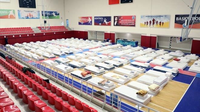Kayseri Üniversitesi, spor salonu ile kongre merkezini depremzedelere açtı