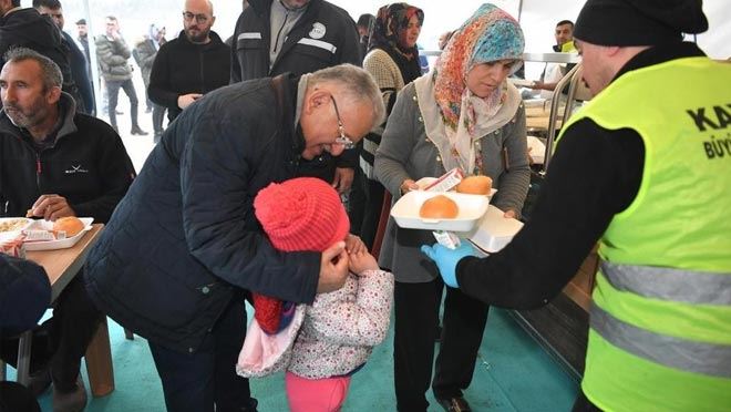 Kayseri Büyükşehir Belediyesi, İlk Konteyner Kentte Sıcak Yemek Dağıtıyor