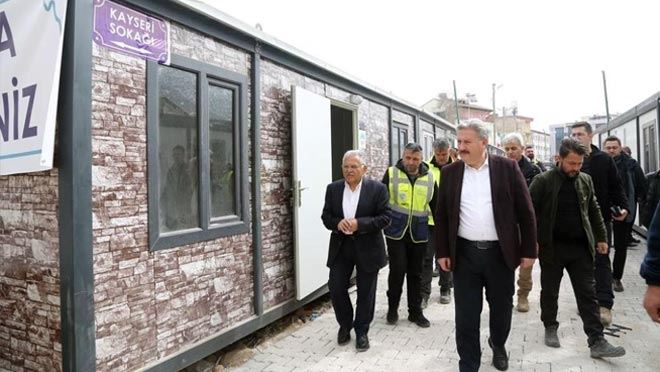 Başkan Büyükkılıç, Vali Çiçek ile birlikte konteyner çarşıda incelemelerde bulundu