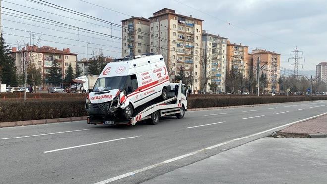 Ambulans tramvay yoluna girdi