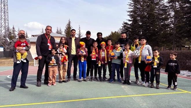 Kayserisporlu futbolculardan depremzede çocuklara ziyaret