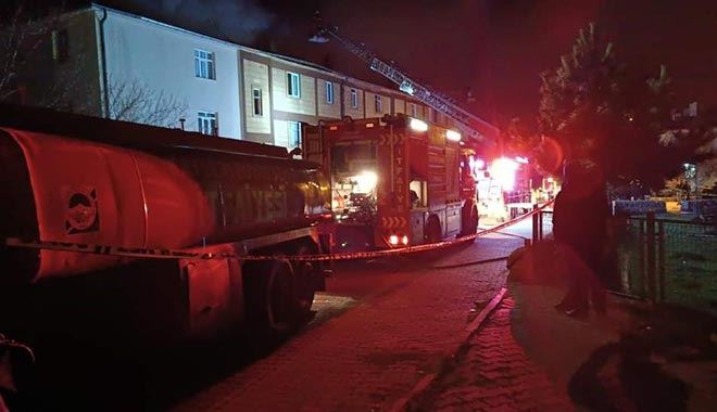 Bünyan’da Korkutan Yangın  4 Katlı Binanın Çatısı Yandı   