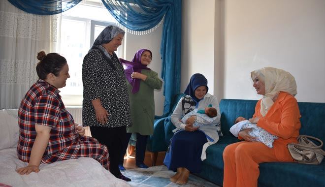   Bayan Çolakbayraktar yeni anneleri ziyaret etti