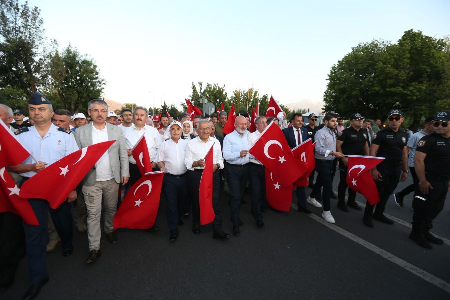 “FETÖ darbe girişimi Türk milletinin iman dolu göğsünde söndü”