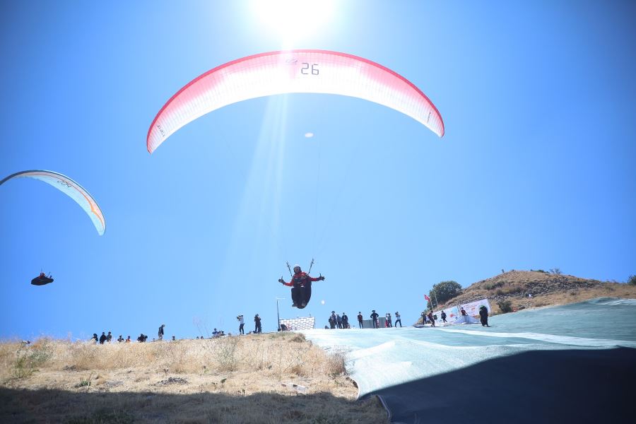 Ali dağı’nda yamaç paraşütü heyecanı başlıyor