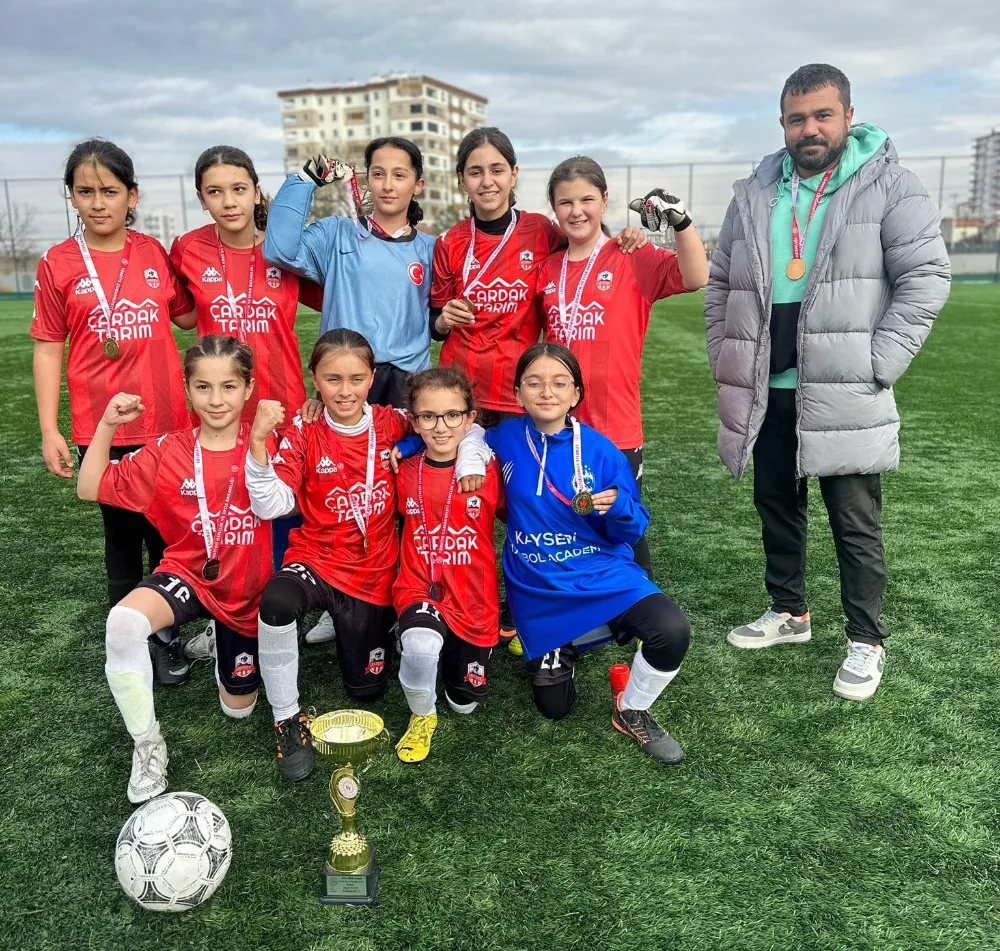 Küçük kızlar futbolda 75. Yıl Mühibe Germirli Ortaokulu Kayseri Şampiyonu
