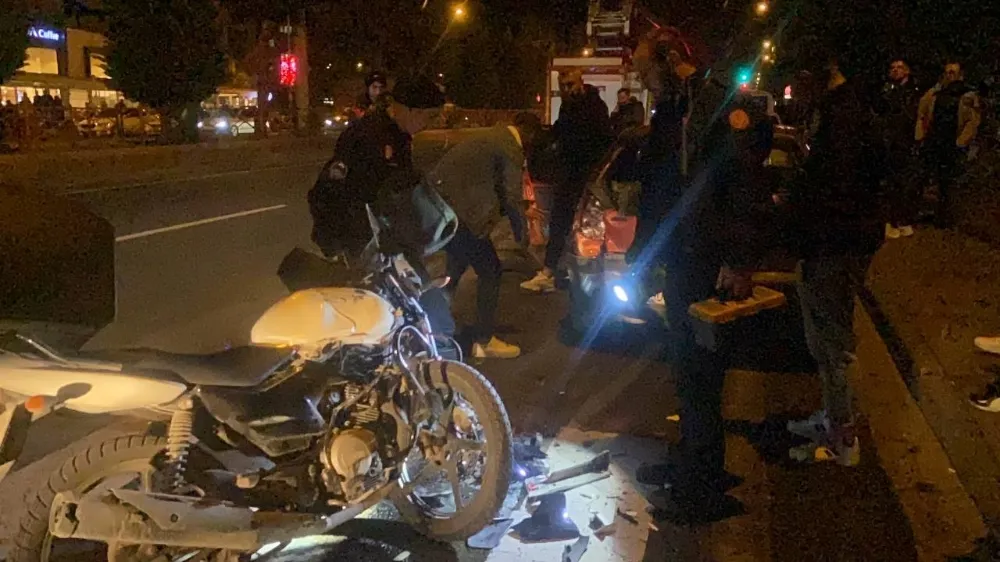 Motosiklet park halindeki otomobile çarptı: 2 yaralı