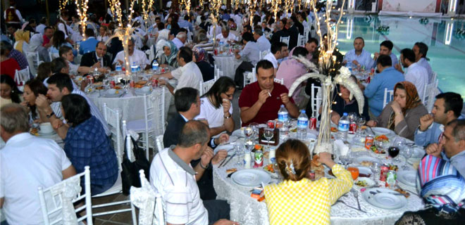 Kayseri Baro Başkanlığı`nın her yıl Ramazan ayında düzenlediği geleneksel iftar yemeği Baro avukatlarının yoğun katılımıyla gerçekleştirildi.