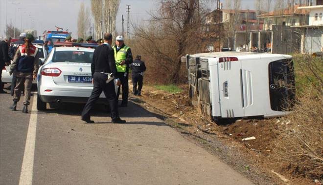 KAYSERİ`DE TURİSTLERİ TAŞIYAN OTOBÜS DEVRİLDİ