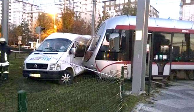 KAYSERİ´DE ÖĞRENCİ SERVİSİ İLE TRAMVAY ÇARPIŞTI