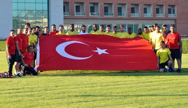 FUTBOLCULARDAN TÜRK BAYRAĞI İLE 