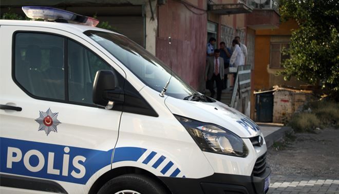 GENÇ KADIN KENDİNİ ASARAK