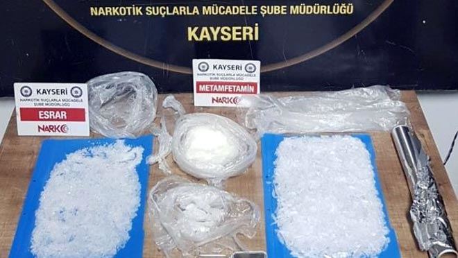 ZEHİR TACİRLERİ POLİSTEN KAÇAMADI