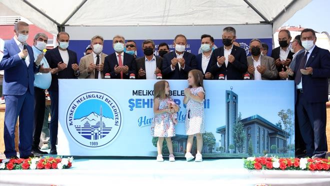 ŞEHİTLER CAMİ’NİN TEMELİ MELİKGAZİ’DE ATILDI