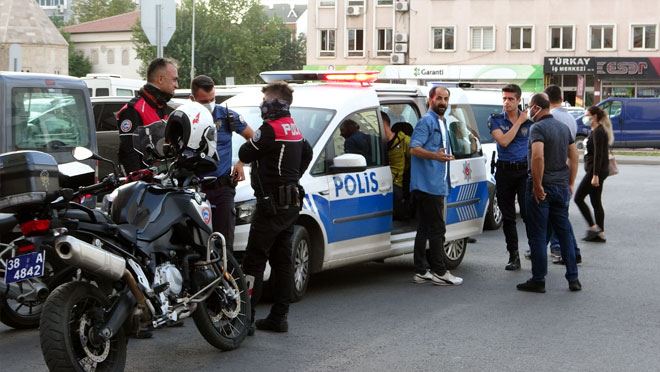 ELİNDE TABANCAYLA KOŞAN ŞAHIS YAKALANDI  