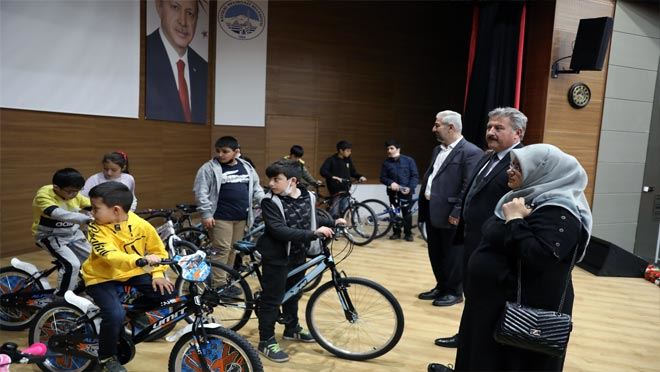 Melikgazi’den yetim çocuklara bisiklet