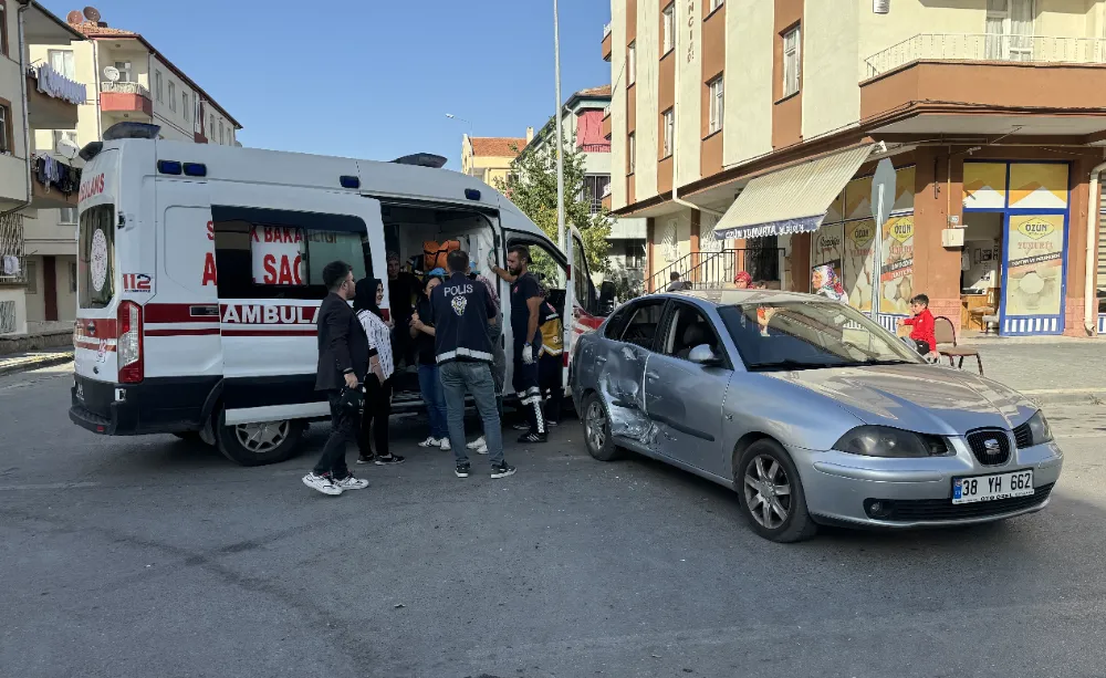 Minibüs ve otomobil çarpıştı 7