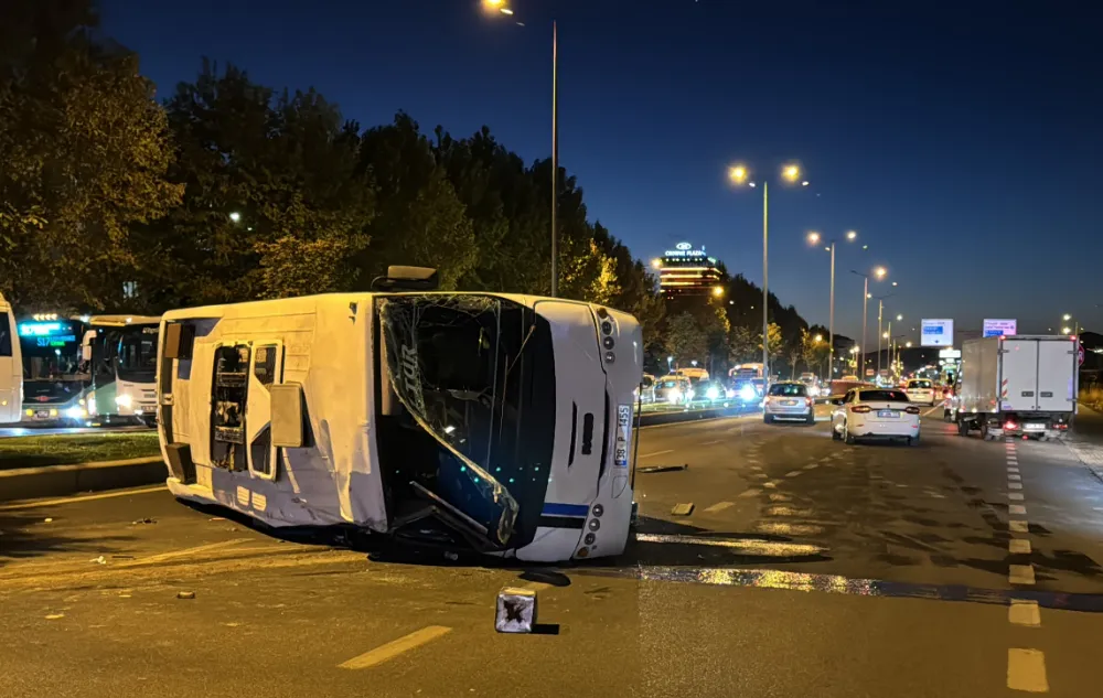 Minibüsle otomobil çarpıştı: 2 sürücü yaralı