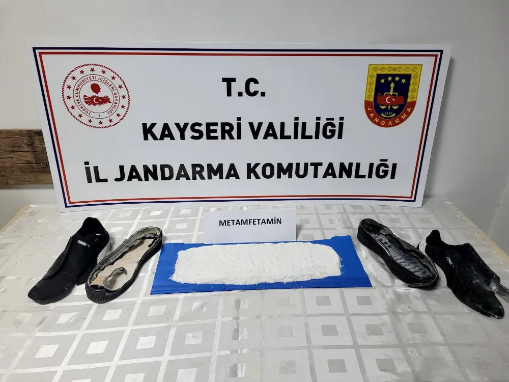 Ayakkabı tabanına uyuşturucu gizleyen şüpheli gözaltına alındı