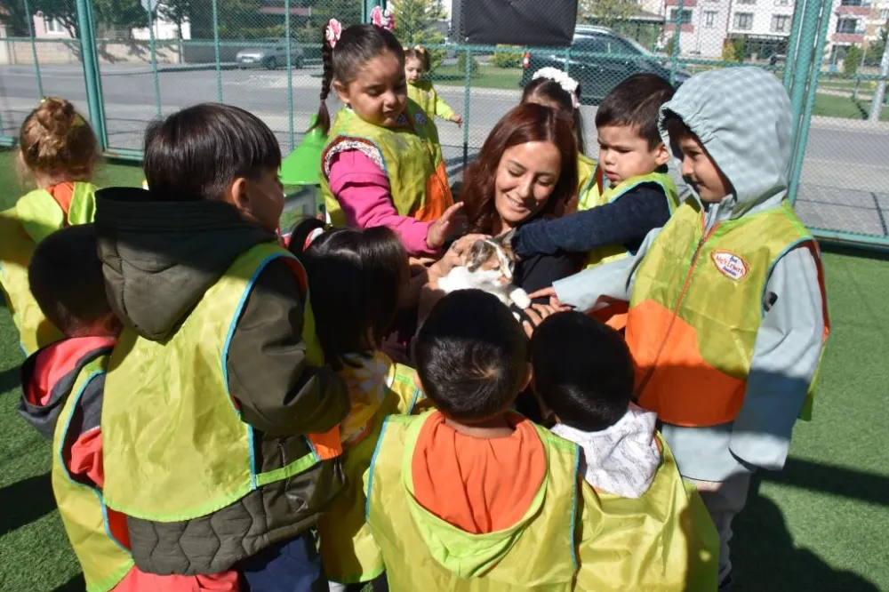 Kocasinan, çocuklara hayvan sevgisi aşılıyor