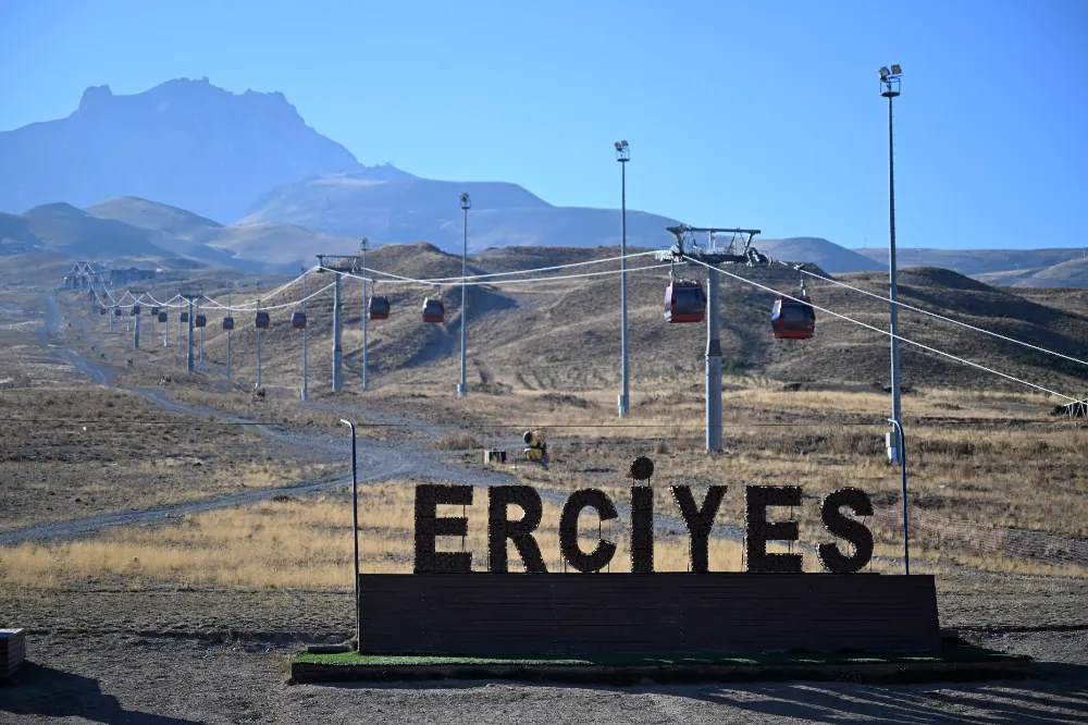 Erciyes Kayak Merkezi kayakseverleri bekliyor