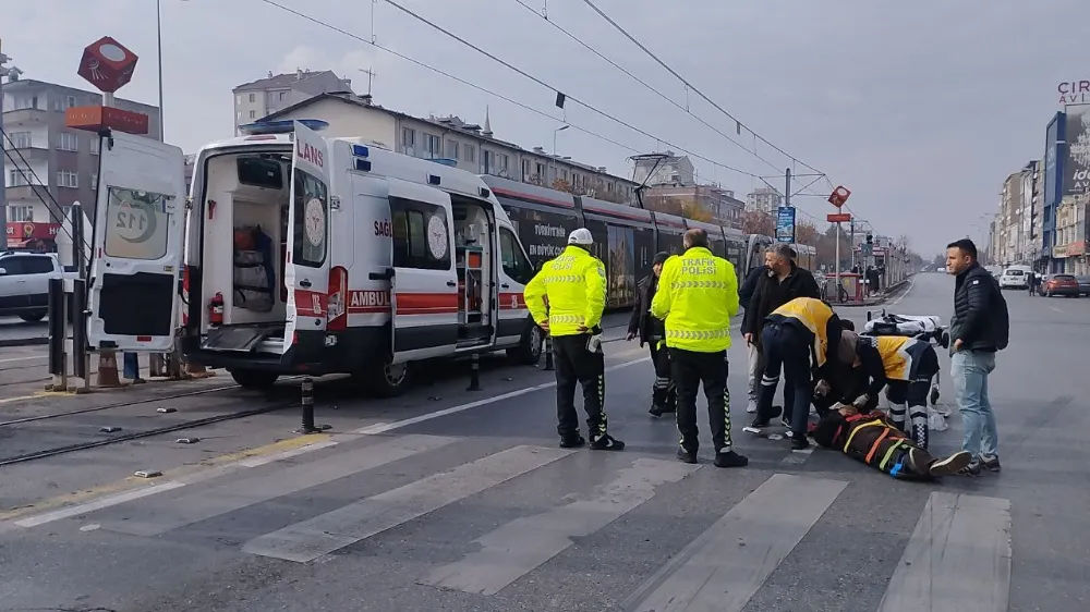 Yolun karşısına geçmek istedi, minibüs çarptı!