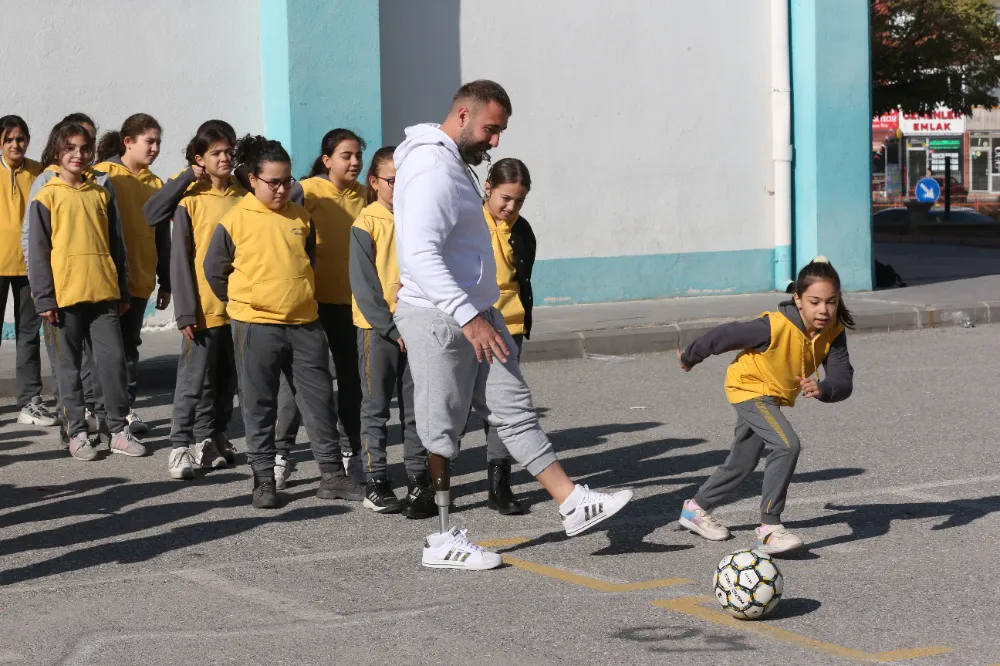 Ampute öğretmen öğrencilerine örnek oluyor!