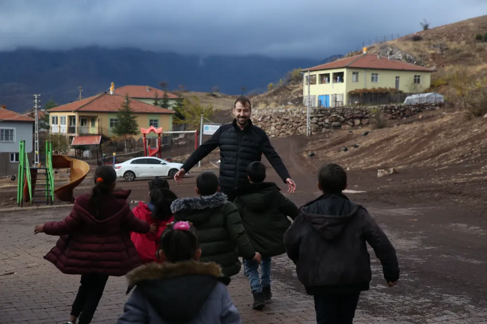 Ramazan öğretmen zorlu mesafeyi öğrencileri için aşıyor