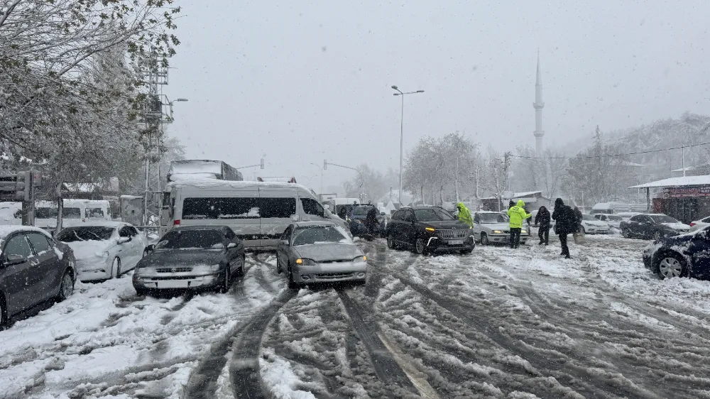 Yoğun yağışta Kahramanmaraş-Kayseri yolu kapandı