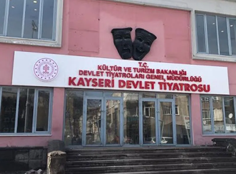 Kayseri Devlet Tiyatrosu, kar tatilinde perdelerini açtı