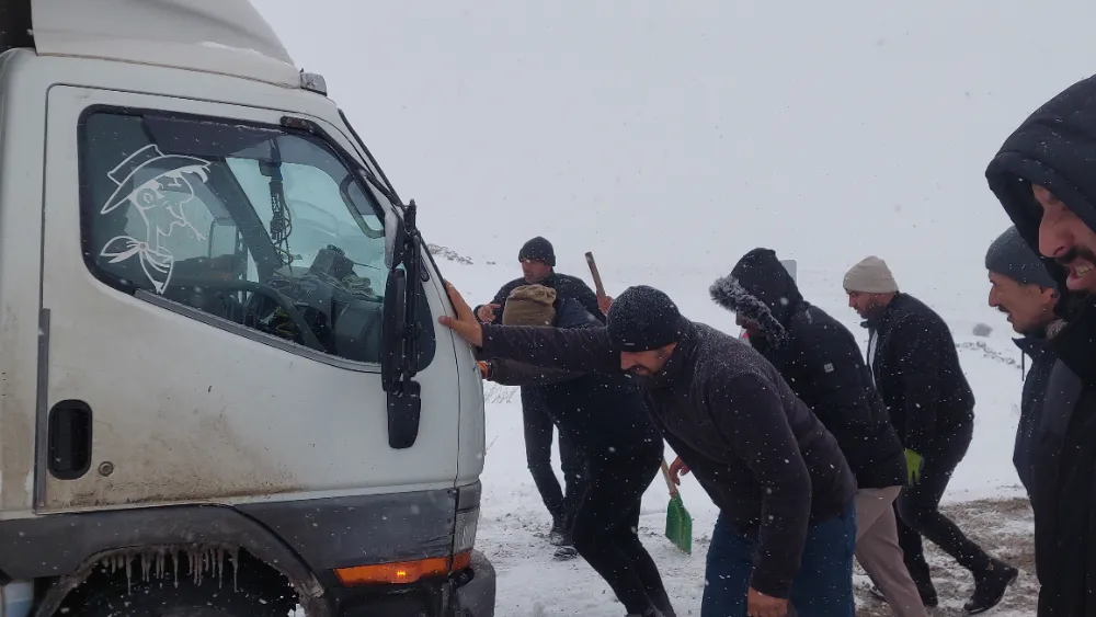 Tipi ve buzlanma nedeniyle mahsur kalan 14 araç kurtarıldı