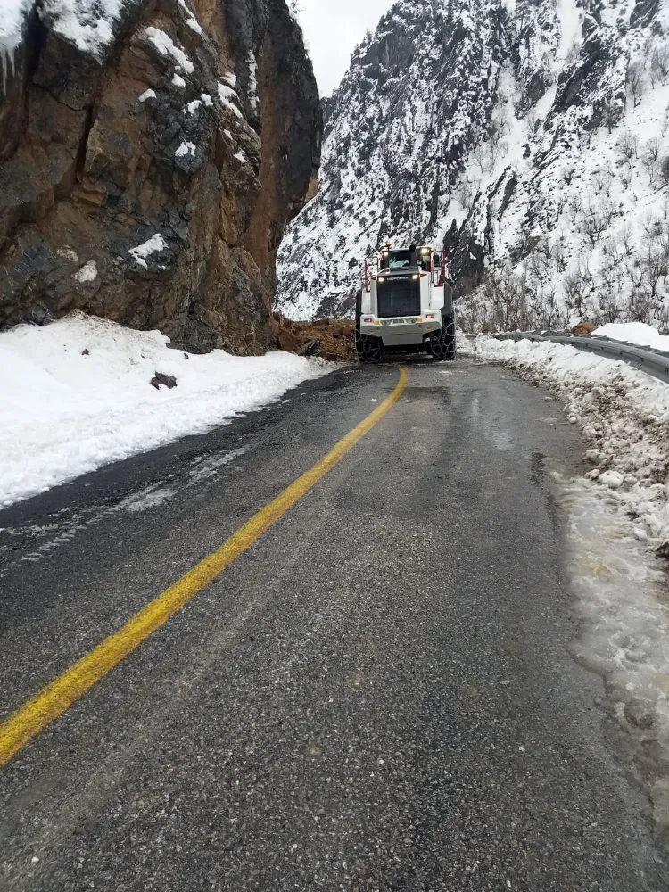 Heyelanda kapanan Kapuzbaşı Şelaleleri yolu açıldı